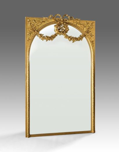 null Grand trumeau rectangulaire en bois et stuc dorés encadrant un miroir orné d'un...