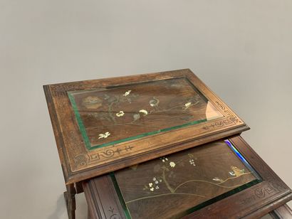 null Quatre tables gigognes en bois exotique sculpté à plateaux à incrustations figurant...