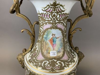null PARIS, fin du XIXème siècle
Importante paire de vases en porcelaine à montures...