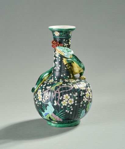 null Théodore DECK, dans le style de
Vase "salamandre" en céramique polychrome à...
