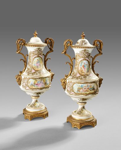 null PARIS, fin du XIXème siècle
Importante paire de vases en porcelaine à montures...