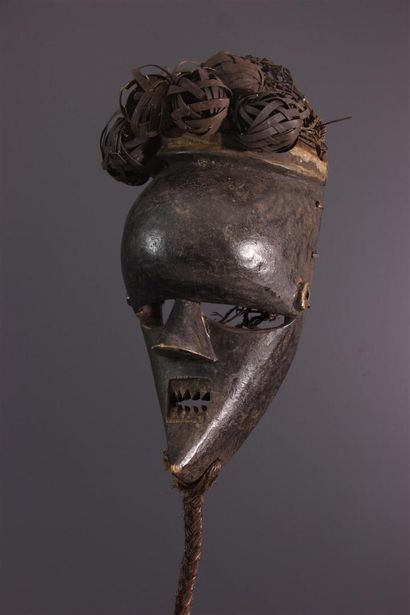 null Salampasu Kasangu mask, DRC ex-Zaire.
 Headed with wicker balls and extended...