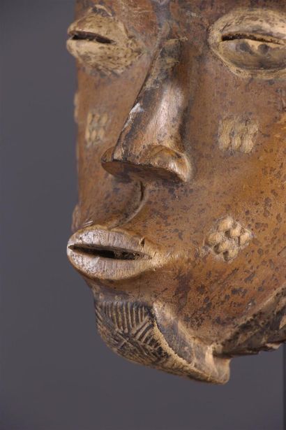 null Guere / Bété mask, Ivory Coast
This imposing African mask, carved in dense wood,...