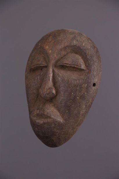 null Kongo mask, DRC
Miniature African mask with a protective purpose, worn as a...