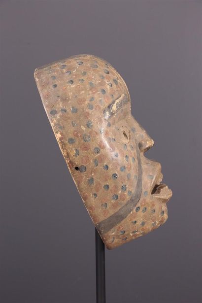 null Large Yombe mask / Woyo, DRC
African Yombe masks, with their realistic features,...