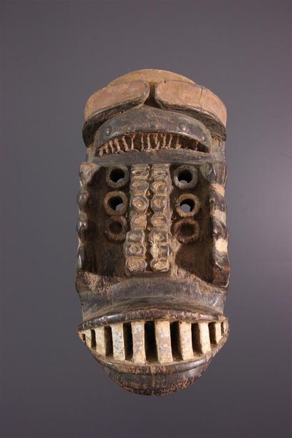 null Guéré / Kru mask, Ivory Coast
Pierced by several circular pupils in reference...