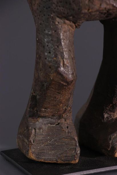null Holo statue, DRC
Standing head-on on half-bent legs, the figure is depicted...