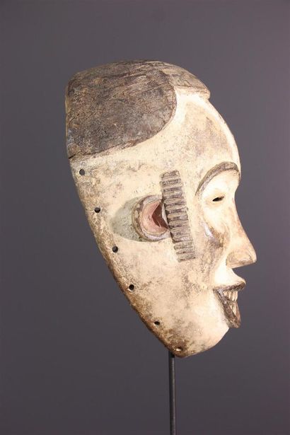 null Okua Idoma facial mask, Nigeria
A naturalistic African facial mask, associated...