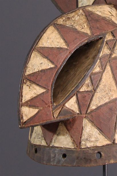 null Mossi crest mask, Burkina Faso
This heavy mask, decorated with two-tone triangular...