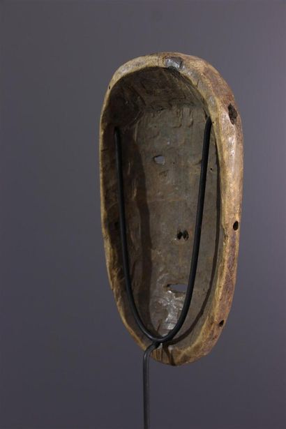 null Lega mask, DRC
Small, oval, flat African mask with a light patina and residual...