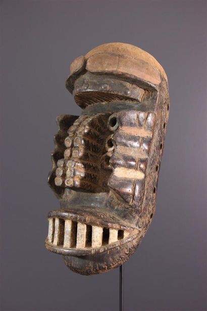 null Guéré / Kru mask, Ivory Coast
Pierced by several circular pupils in reference...