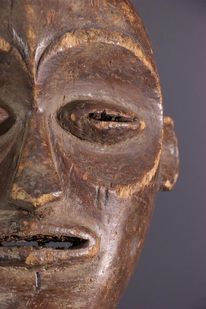 null Lulua mask, DRC ex-Zaire
This African mask, with its wide, concave orbits and...