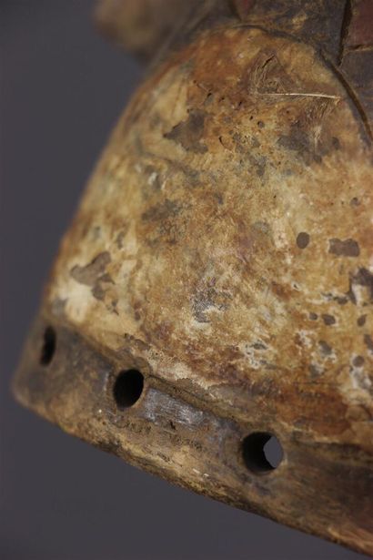 null . Mossi helmet mask, Burkina Faso
This African Mossi mask with a bird's beak,...