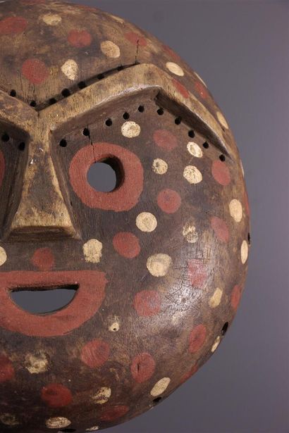 null Kumu mask, Komo, DRC
Spectacular for its polychromy and thick, frowning eyebrows,...