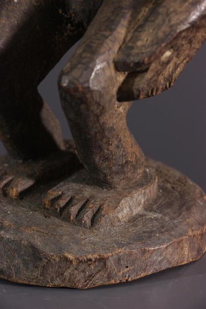 null Luba / Holoholo female figure, DRC ex Zaire
Depicted perched on a circular base,...
