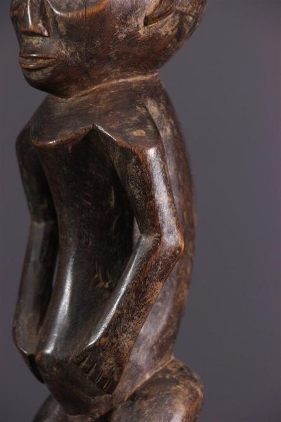 null Rungu / Bemba ancestor statuette, DRC
Stubby morphology around a curved bust...