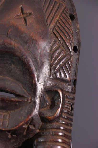 null Chokwe mask, Angola.
Small in size, it illustrates a type of African Chokwe...