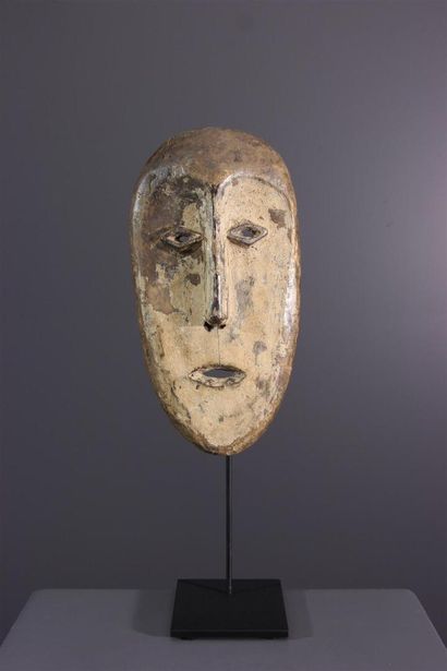 null Lega mask, DRC
Small, oval, flat African mask with a light patina and residual...