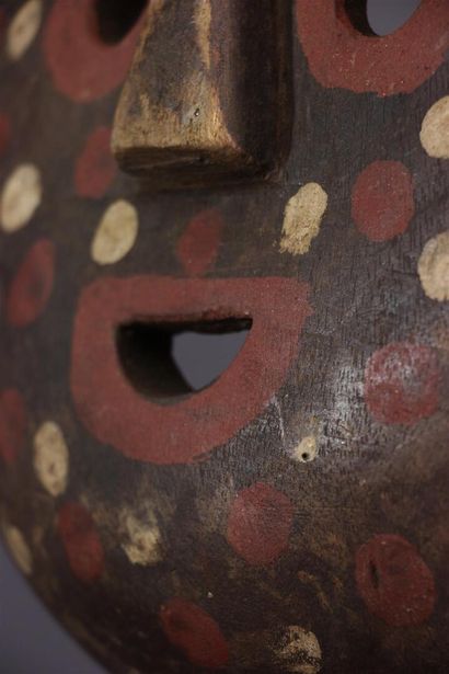 null Kumu mask, Komo, DRC
Spectacular for its polychromy and thick, frowning eyebrows,...