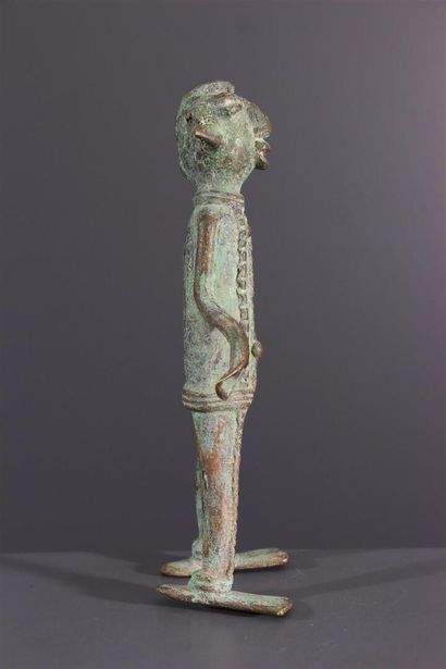 null Vere, Duru, bronze alloy statuette, Cameoun.This rare African statuette features...