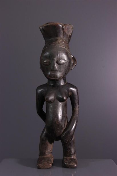null Mangbetu ancestor statuette, DRC
The fan-shaped hairstyle of this female figure...