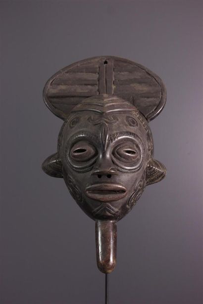 null Bena Lulua mask with handle, DRC
A flat, circular crest and beard act as a handle...