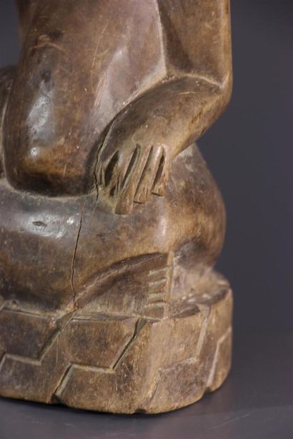 null Kuba/Bakongo statuette, DRC Embodiment of the king in African sculpture. Of...