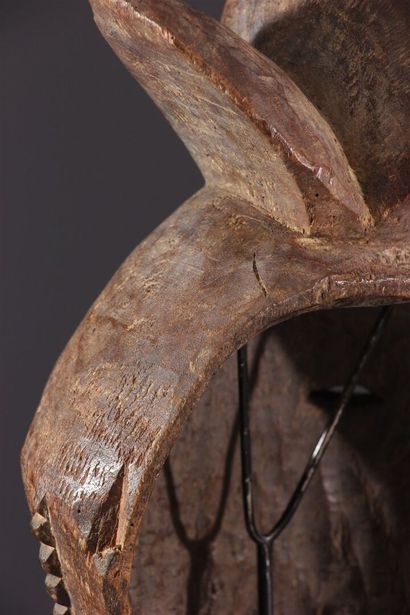 null Buyu Basikasingo mask, Congo
. This face with angular cheeks framed by a crenellated...