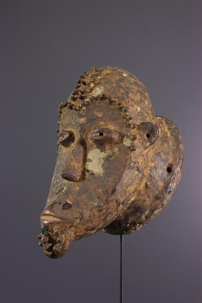 null Mambila mask, Cameroon
Coated with an inlaid crusty patina, this visually powerful...