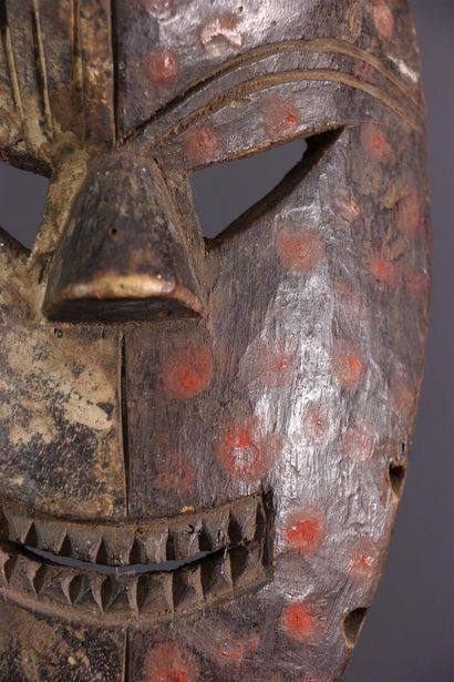 null Polychrome Salampasu mask, DRC ex-Zaire.
Associated with the ceremonies and...
