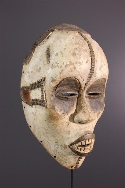 null Idoma Okua mask, Nigeria
Naturalism for this Nigerian mask associated with funeral...