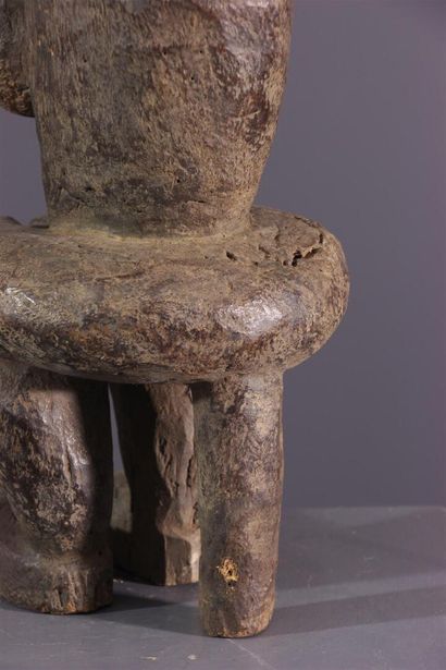 null Fang Byeri reliquary statue, Gabon
Depicted seated, this African male figure...