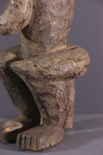 null Fang Byeri reliquary statue, Gabon
Depicted seated, this African male figure...