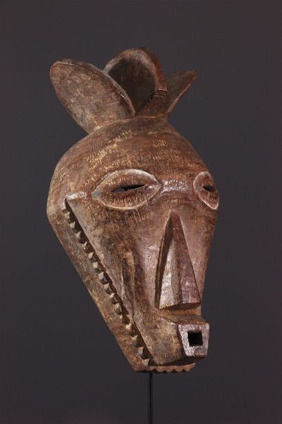 null Buyu Basikasingo mask, Congo
. This face with angular cheeks framed by a crenellated...