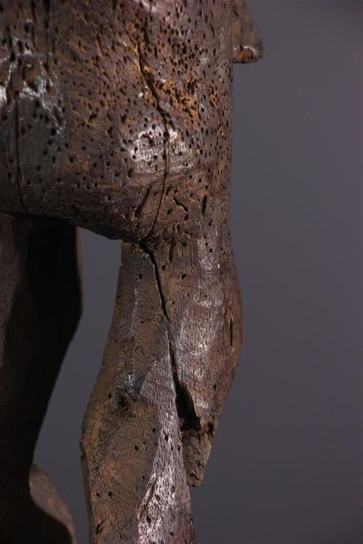 null Holo statue, DRC
Standing head-on on half-bent legs, the figure is depicted...