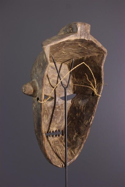 null Salampasu Kasangu mask, DRC 
An African ceremonial mask linked to warrior society...