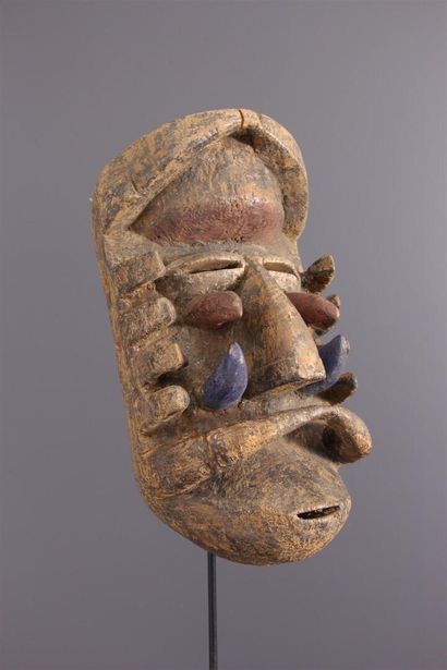 null Guéré mask Ivory Coast
Here, the forehead protrudes like a visor, contrasting...