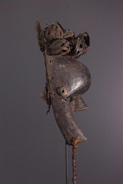 null Salampasu Kasangu mask, DRC ex-Zaire.
 Headed with wicker balls and extended...