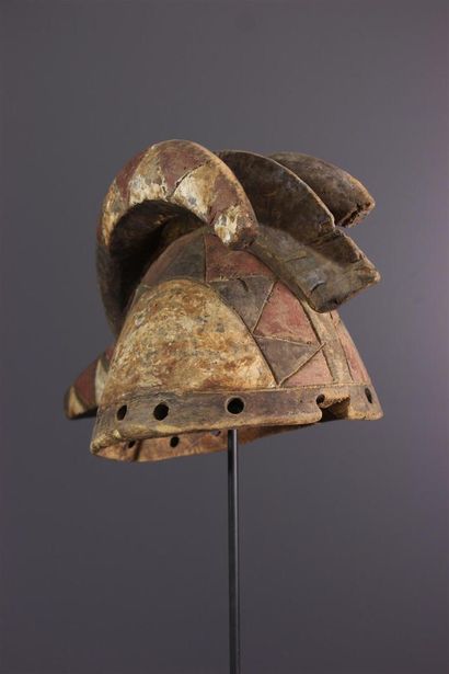 null . Mossi helmet mask, Burkina Faso
This African Mossi mask with a bird's beak,...