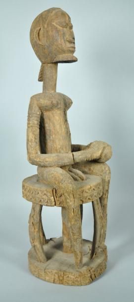 null DOGON, Mali Statue H: 87.00 cm x L: 0.00 cm Rare statue représentant un prêtre...