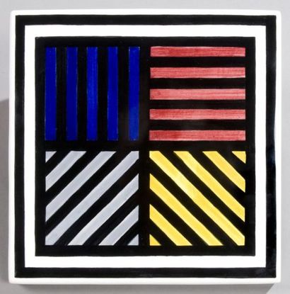 SOL LEWITT (1928 - 2007) Lines in 4 directions. Céramique. H: 25 cm x L: 25 cm. Signée...