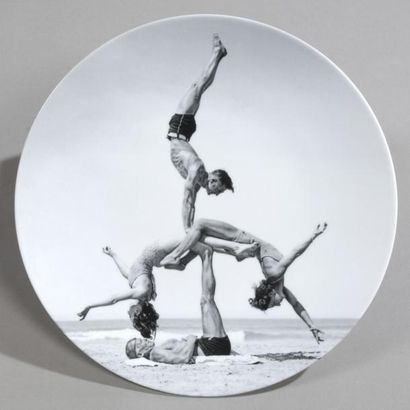 Jeff KOONS (1955) Acrobates. Impression en noir et blanc sur assiette et porcelaine....
