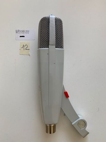 null SENNHEISER - Micro MD 421 
L'état visuel du micro est à apprécier au moment...