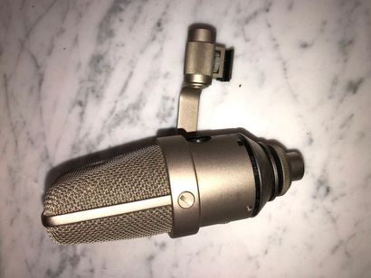 null NEUMANN - Micro TLM 170
L'état visuel du micro est à apprécier au moment de...