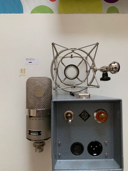 null NEUMANN - Micro M 149 JUBILE avec cable et alimentation
L'état visuel du micro...