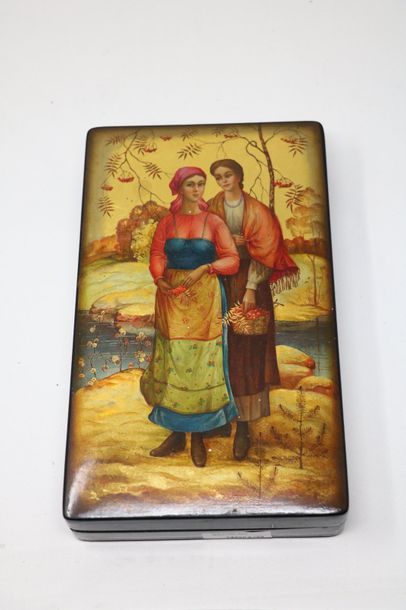 null Boite russe moderne à décor peint de deux femmes sur fond or.

4 x 26 x 15,5...