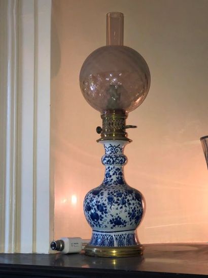 null Vase en porcelaine à décor en camaieu bleu

Chine XIXe siècle, monté en lampe...