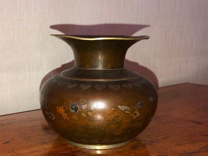 null Japon - Vase en métal à décor floral

Xxe siècle (base rapportée, chocs)