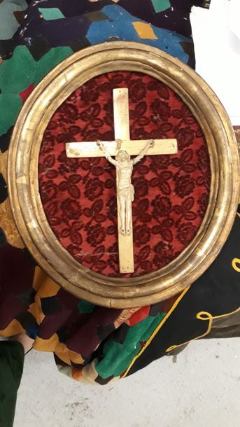 null Crucifix en composition dans un encadrement ovale en bois doré, 43 x 37,5 c...
