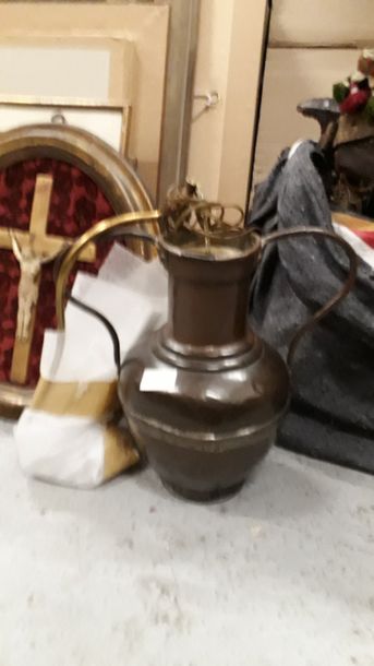 null Vase à deux anses en métal, monté en lampe